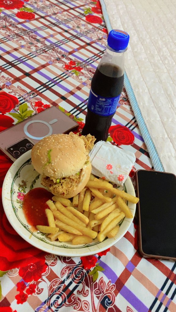 Umarswatii32's tweet photo. Midnight Cravings 🍔🍟
Yeh hai meri midnight solution! 😍😋 Burger, fries aur Pepsi ka mazedaar combo! 🔥
#MidnightCraving #FoodieLife #LateNightMunchies #BurgerLove #FriesLovers #Pepsi #Delicious #Yum #GuiltyPleasure #PakistanFoodie #DesiCravings #InstaFood #FoodPhotography #FoodLover #CravingsSatisfied