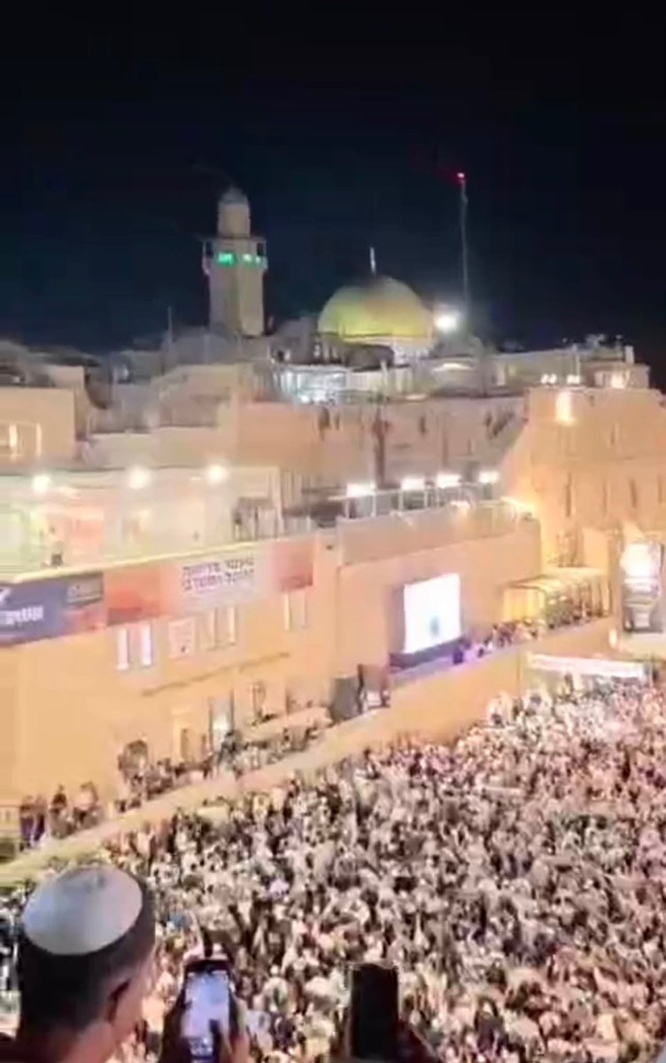 suzanhalholi2's tweet photo. ترك الأقصى وحيداً في مواجهة الأىْجاس فاستفردوا به بعدما غاب النصير ..😢 https://t.co/y6HZ38qE0i