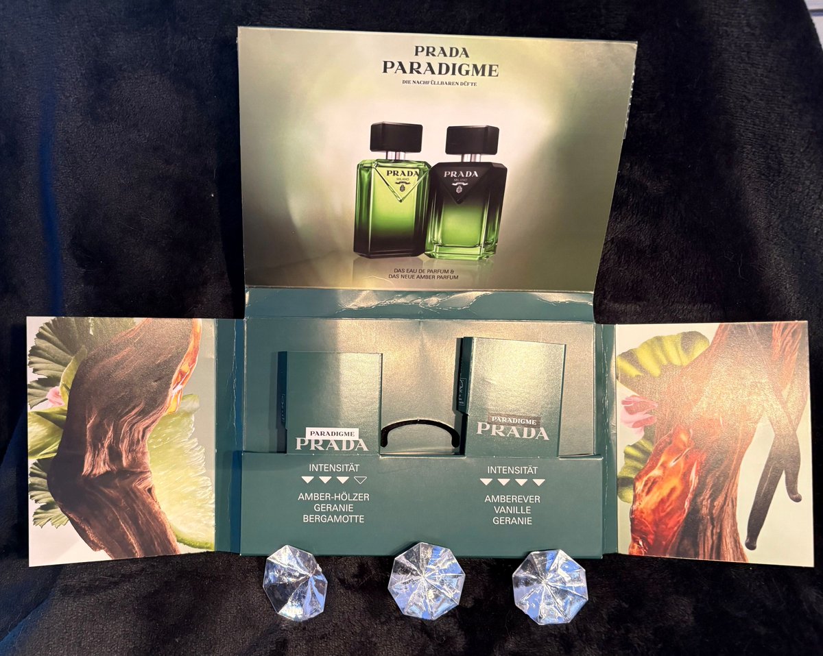 zadeenx's tweet photo. PRADA PARADIGME: zwei Düfte, zwei Charaktere. Einer warm, holzig und frisch mit Amber-Hölzern, Geranie und Bergamotte; der andere weich und sinnlich mit Amberferv, Vanille und Geranie. Welcher wird unser Favorit? https://t.co/lbEdKl04bx