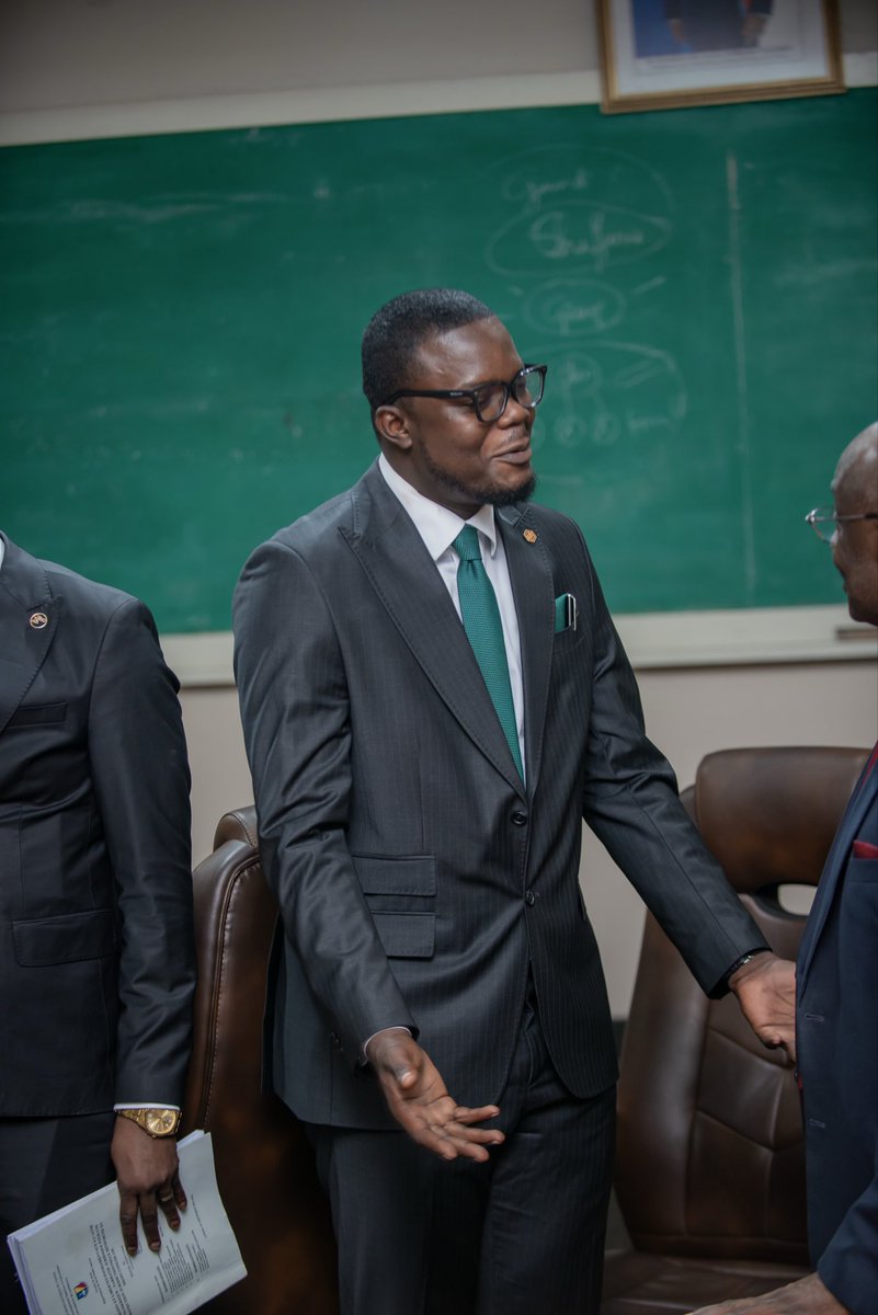 fortuni_tongil's tweet photo. 17 septembre 2026, j’ai eu le privilège de défendre mon mémoire de DES/DEA en droit public à l’université de Kinshasa.

Une étape franchie dans l’exigence, la contradiction scientifique et l’apprentissage.

Gratitude à mes maîtres, au jury et à tous ceux qui m’ont accompagné. https://t.co/Ea1xGcIOVR