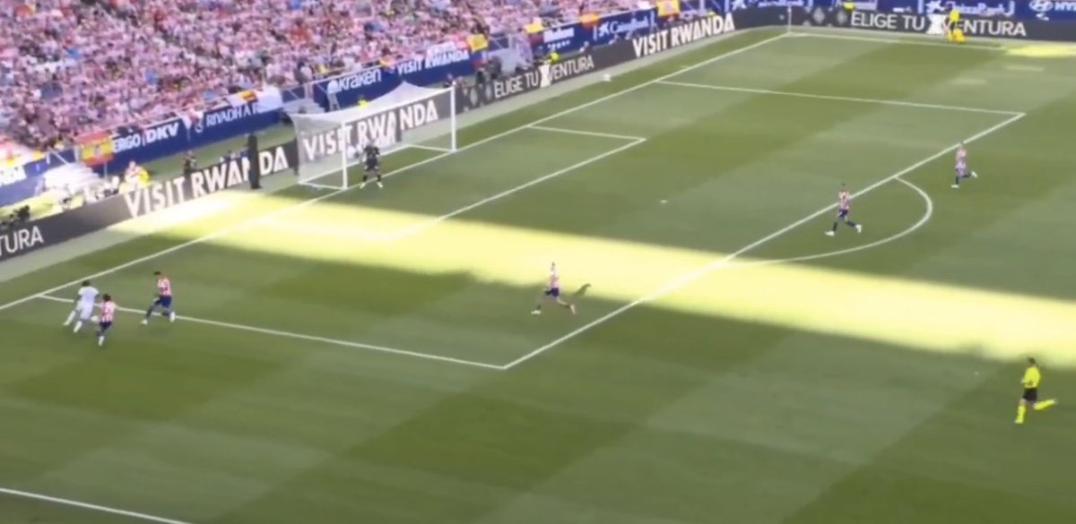 theMadridZone's tweet photo. This is Yan Diomande in the 83rd minute of the game trying to create something in attack.

No other Real Madrid player is within the frame. https://t.co/hL31k6acHR