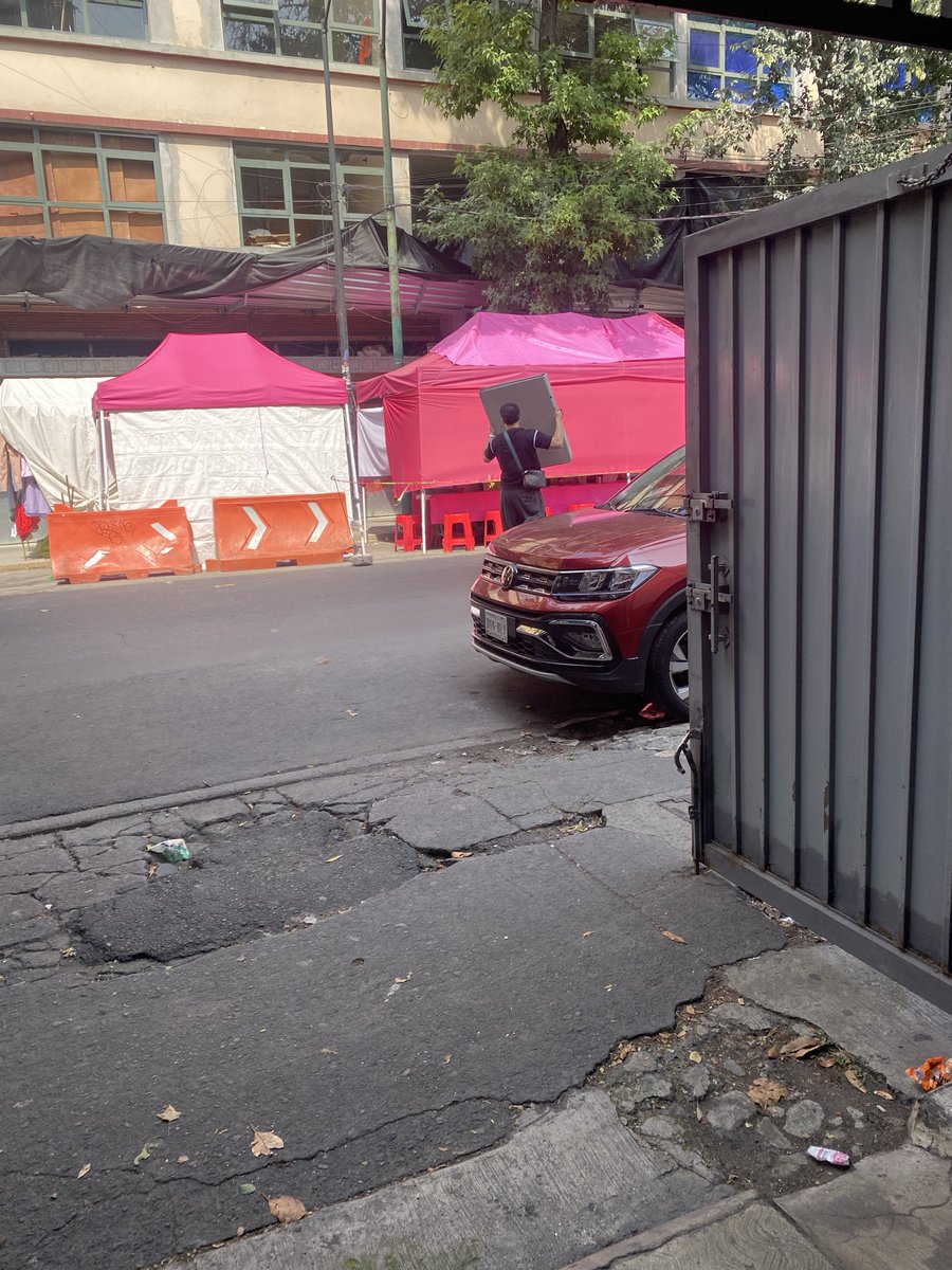 pinkynizer's tweet photo. @AlessandraRdlv @AlcCuauhtemocMx @OVIALCDMX @PAOTmx @COFEPRIS obras sin protección y liberando polvo sobre alimentos, los ambulantes ocupando los carriles de circulación y los autos estacionados obstruyendo las puertas de estacionamiento en la calle de Sabino Santa María la riber https://t.co/9gmKz9szSH