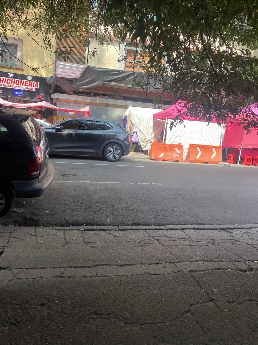 pinkynizer's tweet photo. @AlessandraRdlv @AlcCuauhtemocMx @OVIALCDMX @PAOTmx @COFEPRIS obras sin protección y liberando polvo sobre alimentos, los ambulantes ocupando los carriles de circulación y los autos estacionados obstruyendo las puertas de estacionamiento en la calle de Sabino Santa María la riber https://t.co/9gmKz9szSH