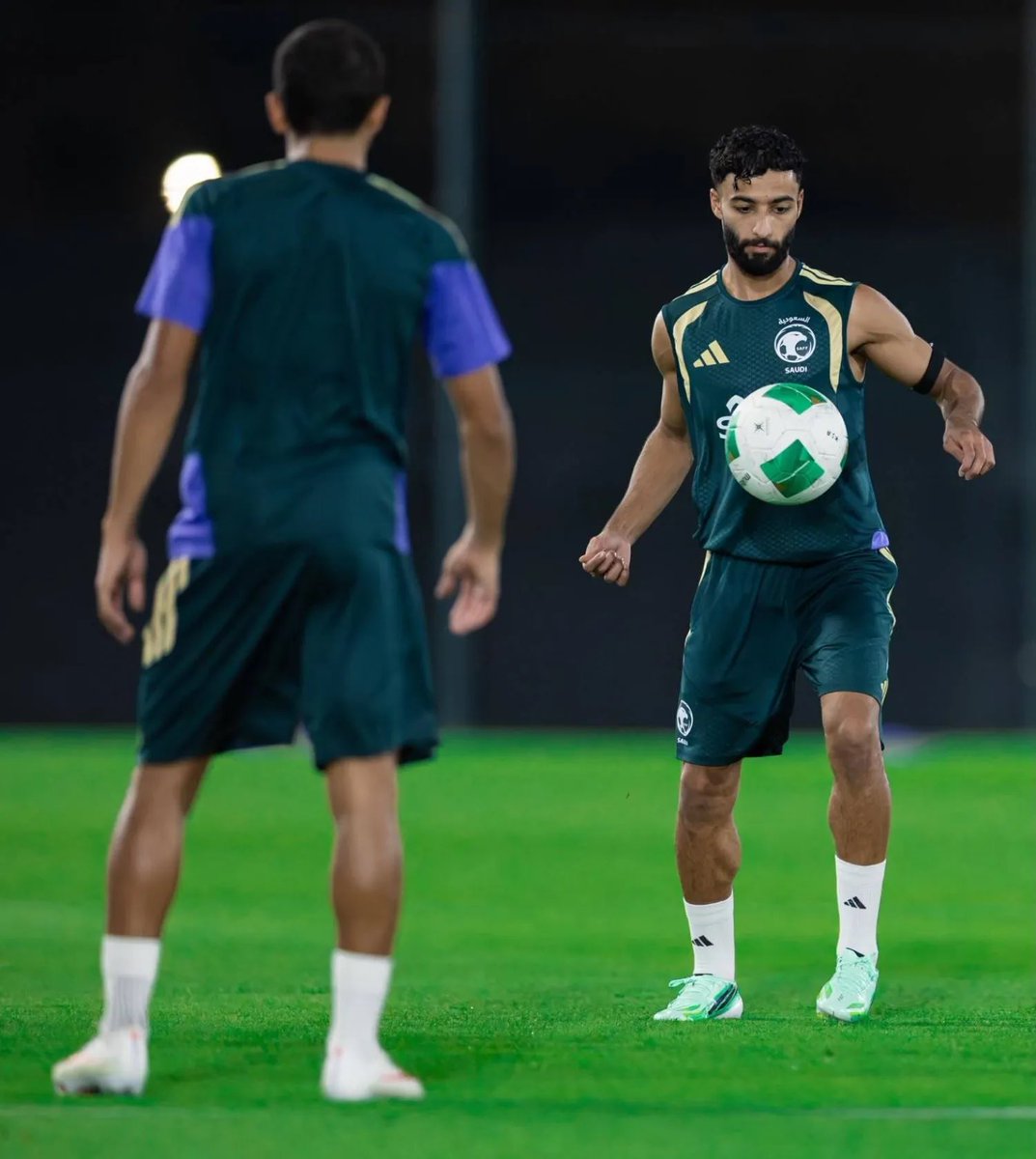 AFC4NET's tweet photo. 🚨📸 صالح أبوالشامات خلال تدريبات منتخبنا إستعدادا لكأس الخليج 🇸🇦💚 https://t.co/xfmQ7Hk8Ra