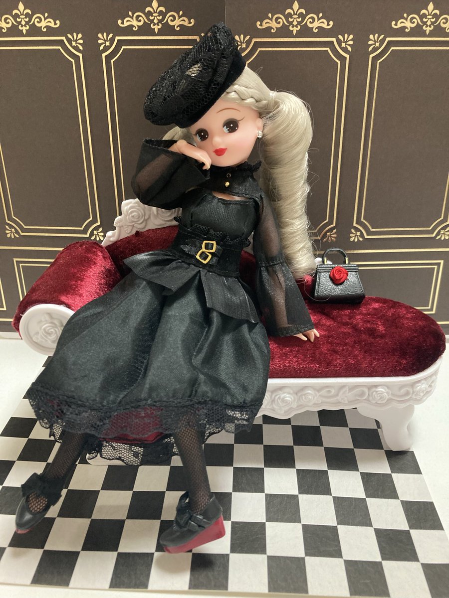 urayaha_pippi's tweet photo. リカちゃんのパッケージ裏の写真にあるソファーが欲しいなと思っていたのですが、ヤマダ電機にて「プリンセスソファーセット」を発見✨
早速購入して箱から出すと、ねじ止めだったのでバラして、ベロア生地を巻き込んで組み立て直して「おぉ、良い感じ」☺️
#フォトジェニックlicca
#ゴシックノアール https://t.co/3y6ZNpPAnF