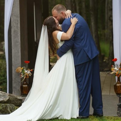 Kat022996's tweet photo. #married https://t.co/0DVXKH9mCz