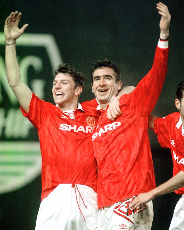 90sfootball's tweet photo. Lee Sharpe and Eric Cantona celebrate for Manchester United. https://t.co/M0W5T8Qk82