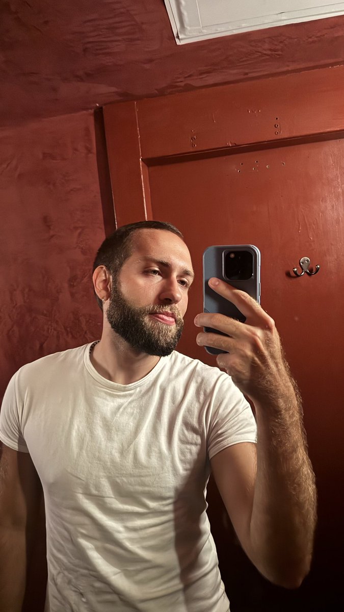 chrisxcxx's tweet photo. In the bathroom that makes u happy https://t.co/lWfz9ve1u6