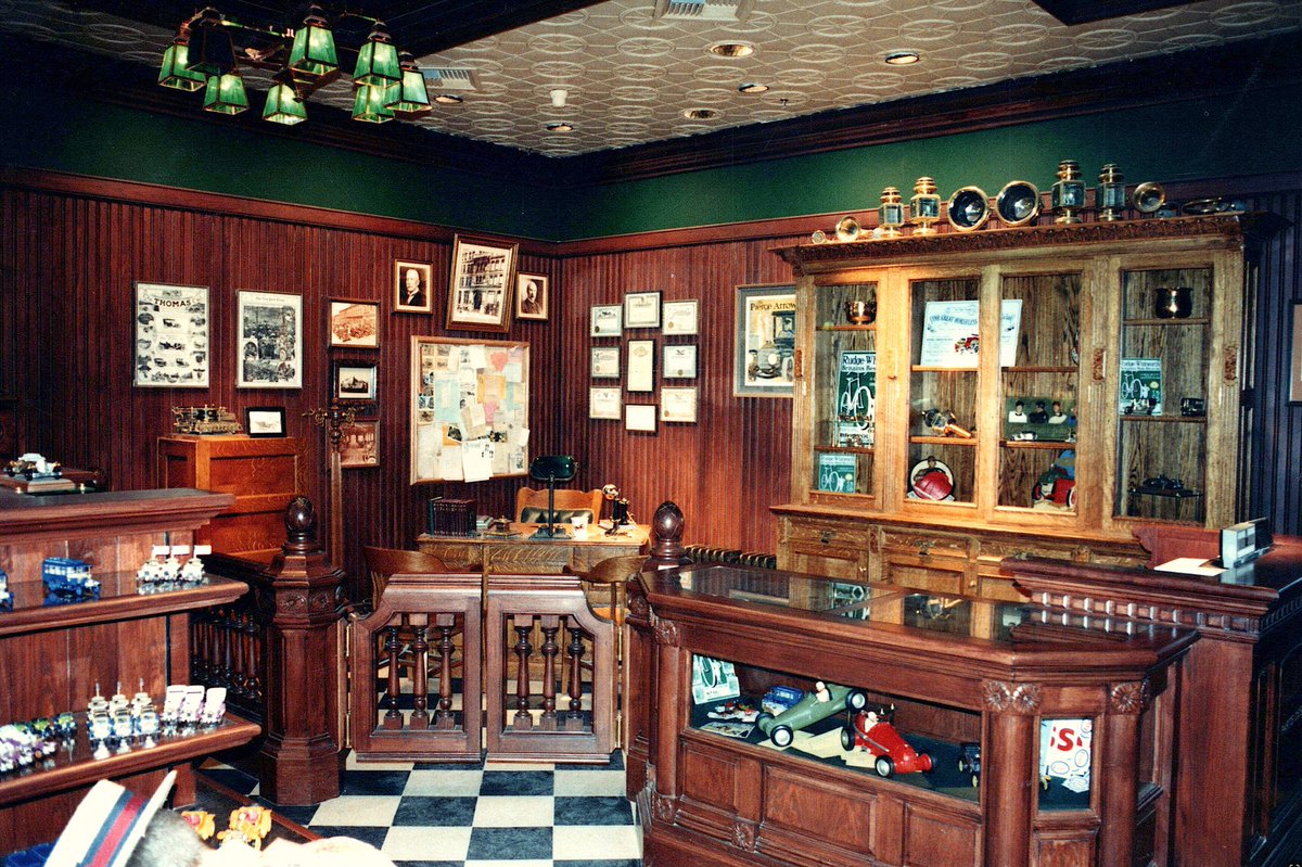 Themountainkin1's tweet photo. Unpopular opinion🥸☝️: Immersive theme park shops > bland white walls shops to focus on products and maximize space https://t.co/KWJsap5cnH