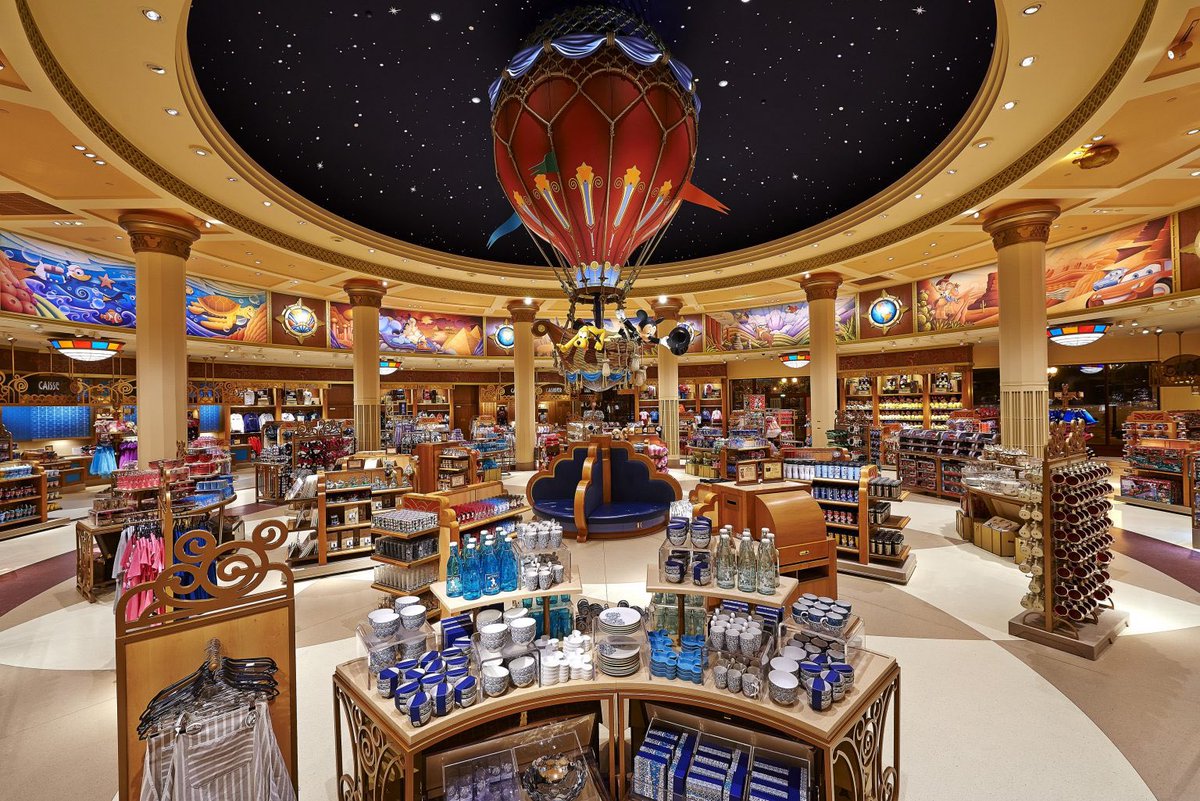 Themountainkin1's tweet photo. Unpopular opinion🥸☝️: Immersive theme park shops > bland white walls shops to focus on products and maximize space https://t.co/KWJsap5cnH