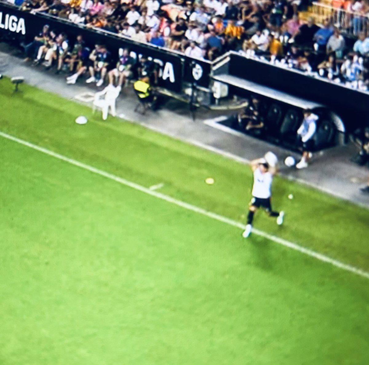 REALADAK's tweet photo. Mr. Asubío, Pável Fernández y Archivo VAR: “Regla 12.14.3: el saque de banda podrá sacarse de donde le salga de los cojones al equipo rival de la Real Sociedad”. https://t.co/cF9mf78jRq