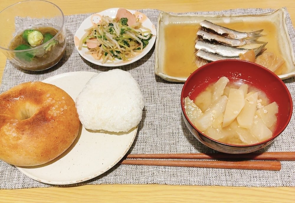 panda_ka_tabun's tweet photo. 今朝の朝食
鰯の梅煮
めかぶ、きゅうり
魚肉ソーセージde豆苗もやしいため
みそしる
ベーグル
ごはん https://t.co/NXC41znvvE