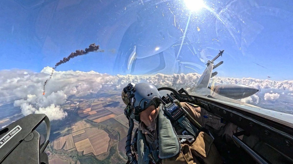 savtekdergi's tweet photo. Ukraynalı F-16 Fighting Falcon pilotu, Kiev üzerinde Rusya'ya ait bir kamikaze dronu 20 mm top atışıyla vurduktan sonra oluşan dumanı izliyor.
Eylül 2026. https://t.co/nD7DB9HmdQ