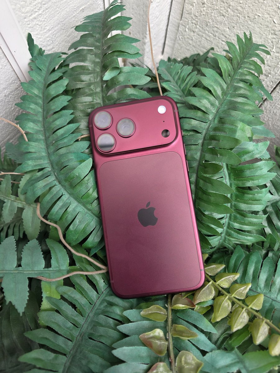 WorkaholicDavid's tweet photo. What phone are you using right now? https://t.co/xtE6ICqlmn