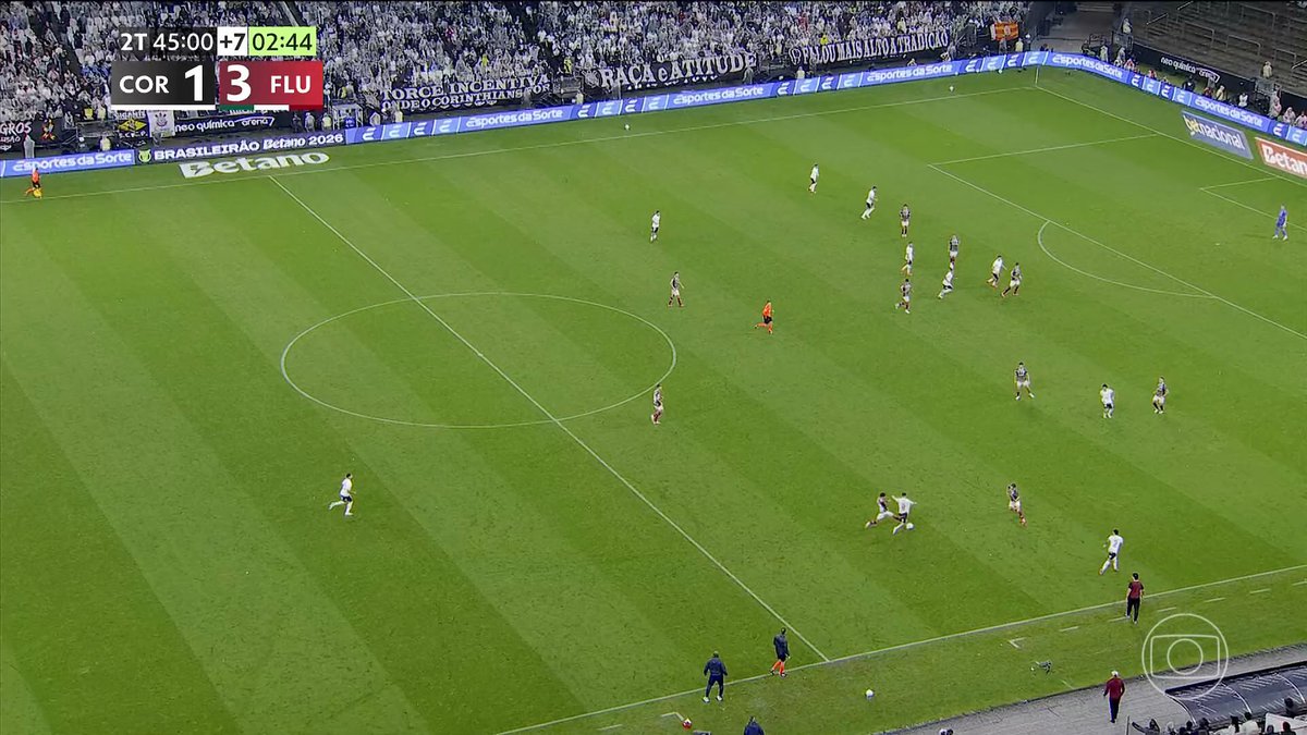 1mleod's tweet photo. esse é o desenho tático de um time perdendo (mais) um jogo em casa.

garro foi completamente irresponsável no lance, mas é mais um jogo que a gente fica dependente do bola na área, mais um jogo que o zagueiro vira atacante.

fernando estagiário diniz. https://t.co/4KW4HFdmIX