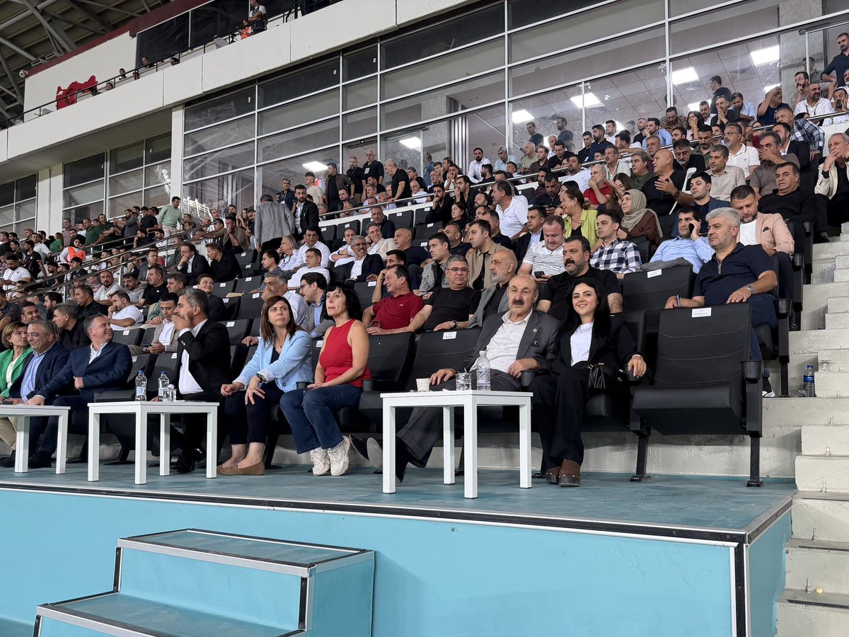 haticeseydaoglu's tweet photo. Lider Amedspor! 💚❤️

Beşiktaş karşısında sahadan galibiyetle ayrılarak liderlik koltuğuna oturan Amedspor’umuzu yürekten kutluyorum.

Bu anlamlı galibiyetle zirveye yükselen Amedspor’umuza başarılarla dolu bir sezon diliyorum.

Serkeftin Amedspor!
Her bijî Amedspor! 💚❤️

Yolun açık, başarın daim olsun Lider #Amedspor! 🏆