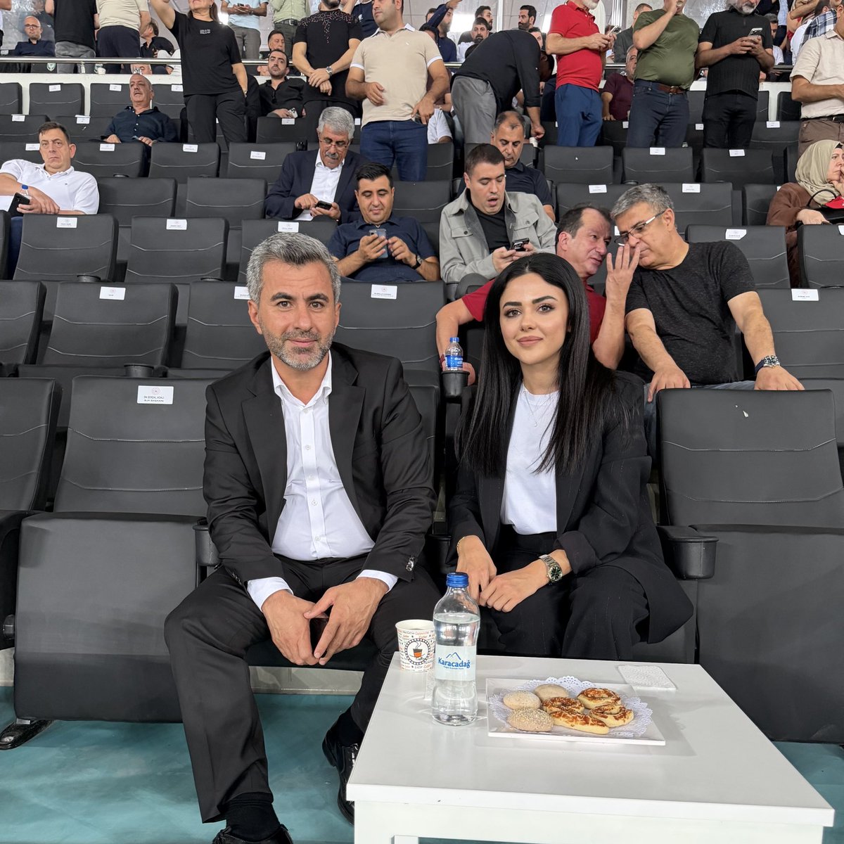 haticeseydaoglu's tweet photo. Lider Amedspor! 💚❤️

Beşiktaş karşısında sahadan galibiyetle ayrılarak liderlik koltuğuna oturan Amedspor’umuzu yürekten kutluyorum.

Bu anlamlı galibiyetle zirveye yükselen Amedspor’umuza başarılarla dolu bir sezon diliyorum.

Serkeftin Amedspor!
Her bijî Amedspor! 💚❤️

Yolun açık, başarın daim olsun Lider #Amedspor! 🏆