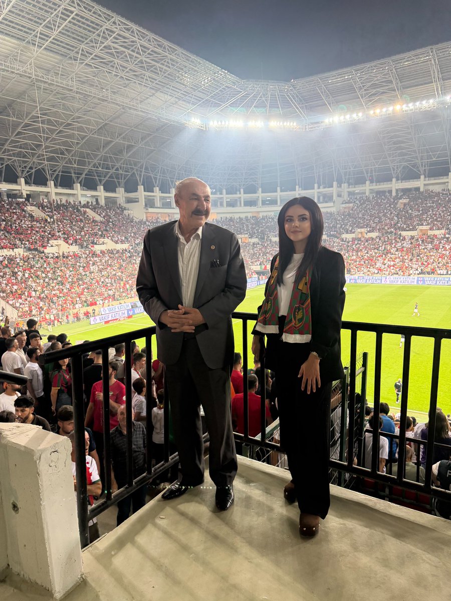 haticeseydaoglu's tweet photo. Lider Amedspor! 💚❤️

Beşiktaş karşısında sahadan galibiyetle ayrılarak liderlik koltuğuna oturan Amedspor’umuzu yürekten kutluyorum.

Bu anlamlı galibiyetle zirveye yükselen Amedspor’umuza başarılarla dolu bir sezon diliyorum.

Serkeftin Amedspor!
Her bijî Amedspor! 💚❤️

Yolun açık, başarın daim olsun Lider #Amedspor! 🏆
