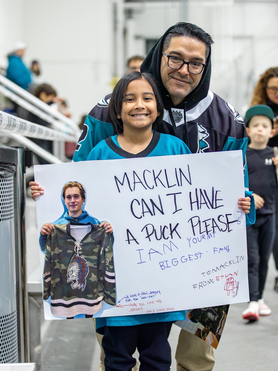 ABugarin_559's tweet photo. @SanJoseSharks are back. #turnitallteal https://t.co/qnSXqmQ2TV