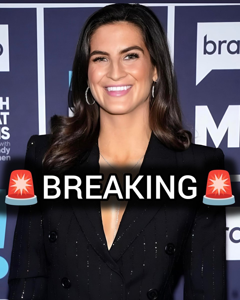 it_SantaSurfing's tweet photo. 🚨BREAKING: Thousands of Americans are celebrating CNN getting BANNED from the White House.

America is DONE with Fake News CNN! https://t.co/AIBMNmXha8
