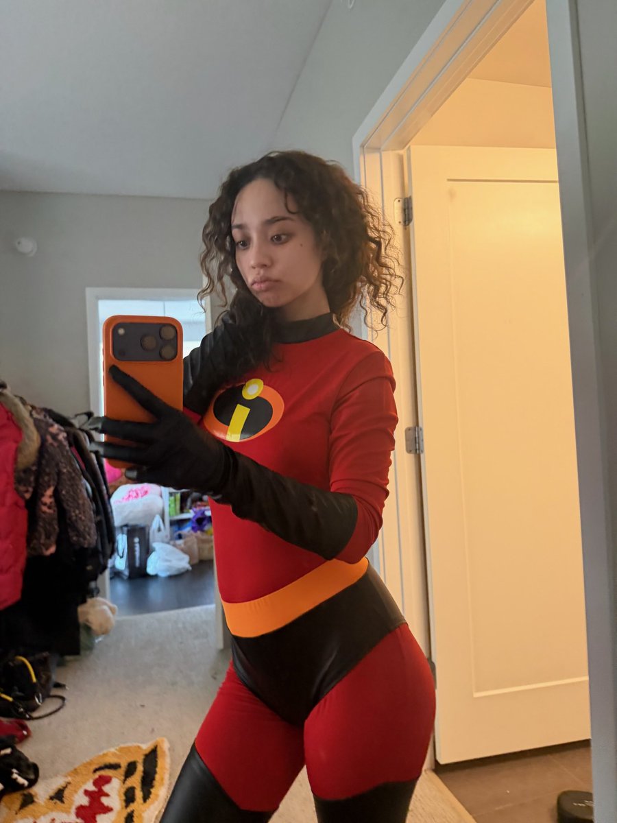 steeph221's tweet photo. F*CK the suit.. who's tryna take this off me? https://t.co/44VXsZW4mE