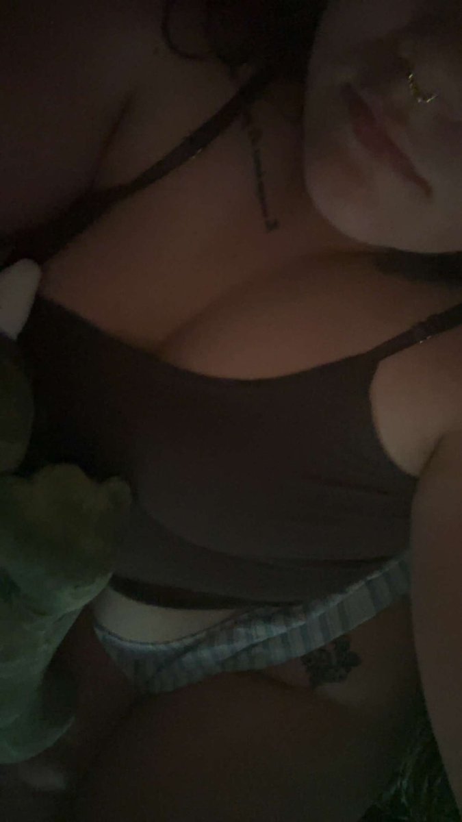 avassong's tweet photo. bored 🥱 https://t.co/HRlLlA6tnY