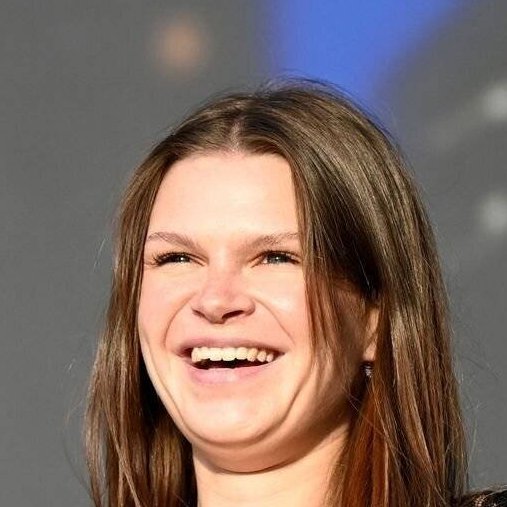 rausreinhardt1's tweet photo. als würde ihr gesicht aus einer art vorhaut raus kommen https://t.co/F5n7u5ZaT9