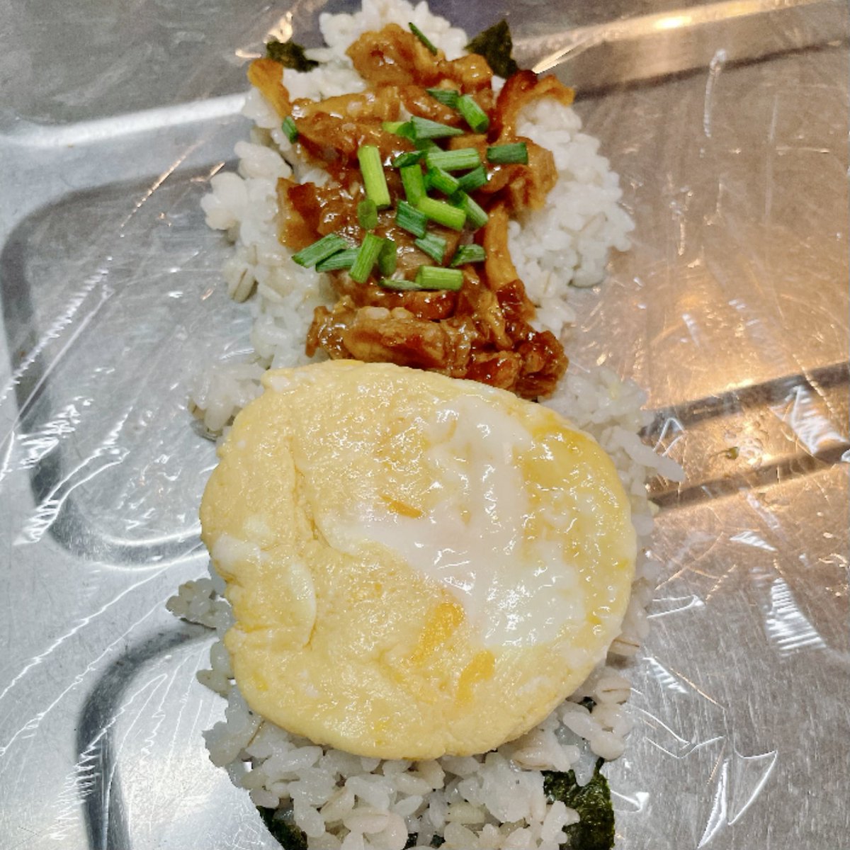 alc88pct's tweet photo. おにぎり弁当(照り焼きチキン＆レンチンだし巻き・鮭マヨ＆昆布)
 #お弁当 #お弁当記録 #お弁当作り https://t.co/dOCzAPIzn8