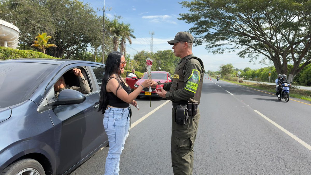 PoliciaCauca's tweet photo. 🛡️ La Policía Nacional en el #Cauca desarrolla planes operativos, controles y actividades de prevención y acercamiento a la comunidad para garantizar una celebración tranquila durante el #DíaDelAmorYLaAmistad.
👮♂️ Nuestra presencia está donde la comunidad la necesita, promoviendo el respeto, la tolerancia y la sana convivencia.
📞 #Línea123
#DiosYPatria #CuidarnosEsQuerernos