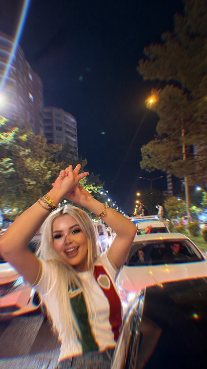 Gzdeeserrr's tweet photo. Böyle bir kulüp yok dediniz duymadık görmedik dediniz… Görmeyen herkes gördü duymayan herkes duydu💚❤️ #AMEDvBJK https://t.co/GhUQkoBoEA