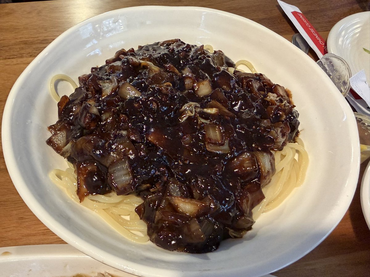 Sleeboiler's tweet photo. 중국 냉면 처음 먹어보는데 면이 쫄면 저리가라식으로 탱탱하길래 여쭤보니 원래 그렇게 먹는거란다. 그렇군. https://t.co/i7nCuHD8qR