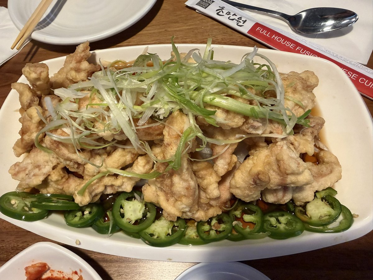 Sleeboiler's tweet photo. 중국 냉면 처음 먹어보는데 면이 쫄면 저리가라식으로 탱탱하길래 여쭤보니 원래 그렇게 먹는거란다. 그렇군. https://t.co/i7nCuHD8qR