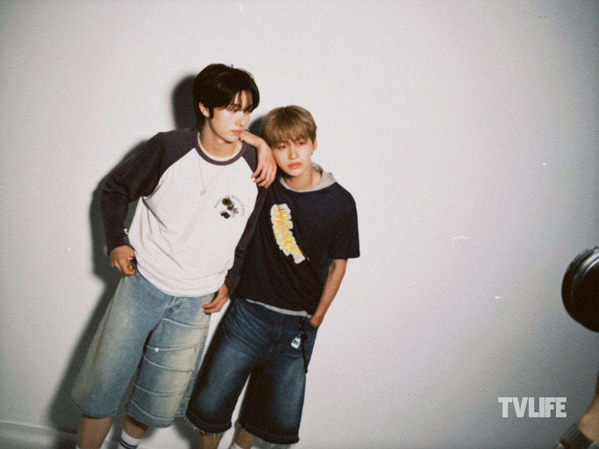 tv_life's tweet photo. 【TV LIFE最新号発売中❣️】  TVLIFE19号（9/16㈬発売）の裏表紙とSP巻末インタビューに登場した #TWS の誌面に掲載出来なかったアザーカットとインタビューを大公開🦒🐺🐶🐰🪼🐥〈第2弾〉  ┈┈┈┈┈┈┈┈┈┈┈┈┈┈┈┈┈┈┈┈ TL：「SODA SODA」は夏の開放感あふれる曲ですが、皆さんが人生で１番記憶に残っている夏の思い出を教えてください。
 
DOHOON：韓国にある大きなプールがあって、小学生の時によく行っていました。僕泳ぐのが上手なんですよ、選手みたいに（笑）。
 
HANJIN：僕も小学生の時によくプールに行ってたけど、今は泳ぎ方を忘れてしまったかも…。
 
KYUNGMIN：デビュー前にもみんなでプールに行ったよね。
 
JIHOON：動画も撮ったよね、覚えてる？
 
HANJIN：あ～！　撮ったね！　懐かしい～。
 
TL：今回の「SODA SODA」の活動で、一番印象に残っている出来事を教えてください。
 
SHINYU：やっぱり海じゃない？
 
JIHOON:海だね～。
 
SHINYU：パフォーマンスビデオを、海で撮ったのですが、砂があるからすごく踊るのが大変で…、思ったより苦労しました（笑）。でも、楽しかったです。
 
HANJIN：夏を感じたよね。
 
YOUNGJAE：MVでは、僕が小さい子たちにかき氷を作ってあげたんですが、あまりにもかわいかったのでみんな連れて帰りたくらいでした！（笑） ┈┈┈┈┈┈┈┈┈┈┈┈┈┈┈┈┈┈┈┈  現在下記のHMV店舗では、TWSのパネル展を開催中✨🥰
ぜひ、お立ち寄りください❣
.*·.⟡┈┈┈┈┈┈┈┈┈┈┈┈┈┈⟡.·*.       《TWS パネル展開催店舗》        💙HMV&BOOKS渋谷店        💙HMV&BOOKS 難波店        💙HMV三宮オーパ店 .*·.⟡┈┈┈┈┈┈┈┈┈┈┈┈┈┈⟡.·*.  #TWS #247WithUs #SODASODA #TWSと弾ける夏 @TWS_PLEDIS @TWS_PLEDIS_JP