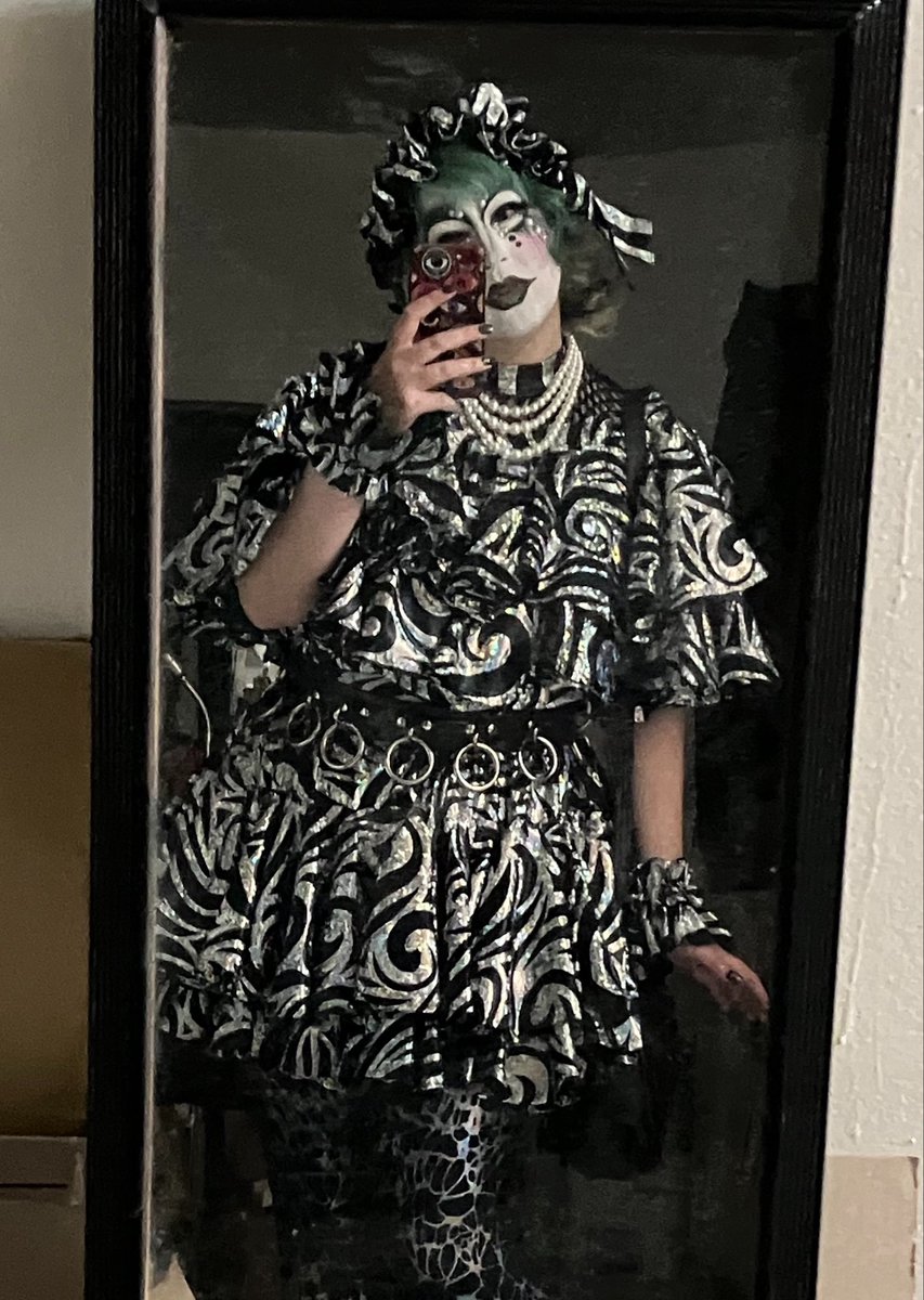 pinchinschlimba's tweet photo. Full look from the Kaya show last night! Dress, headpiece, wrist cuffs and leggings all made custom by me :) https://t.co/K2ek2tOMPS