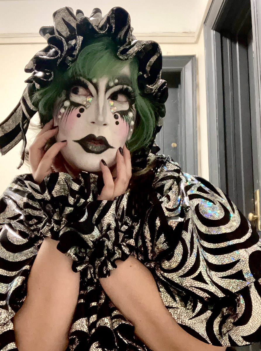 pinchinschlimba's tweet photo. Full look from the Kaya show last night! Dress, headpiece, wrist cuffs and leggings all made custom by me :) https://t.co/K2ek2tOMPS