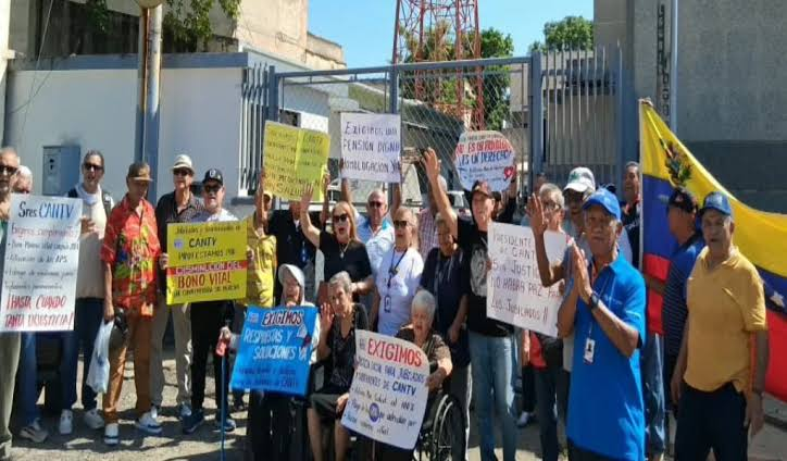 MarcoCeballo's tweet photo. #21Sept Estamos en la calle Van #85Dias los #JubiladosCantvEnLucha nos plantamos en la defensa de nuestros derechos. Exigimos que #RestituyanElBono Complemento del Ingreso Mínimo Vital a $200 y salud digna. No más discriminación! @MiguelContigo @dplacer @SebastianaSin @ReporteYa https://t.co/GzCeObGd1h