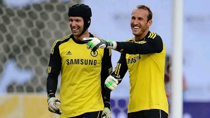 Trinityter77's tweet photo. 🚨🔵Mark Schwarzer was 40 when Chelsea signed him. He wasn't brought in to be No.1. He was simply the experienced backup behind Petr Čech.

But when Chelsea needed him, he delivered. 

He made his Champions League debut at 41 years and 65 days, keeping a clean sheet against Steaua București.

Then came the 2014 semi-final against Atlético Madrid.

Čech went off injured after 18 minutes. Schwarzer came on and helped Chelsea secure a crucial 0–0 draw.

A few days later, he started at Anfield as Chelsea beat Liverpool 2–0, keeping another clean sheet and reaching 150 Premier League clean sheets.

He even became Chelsea's oldest Premier League player at the time.

His Chelsea numbers weren't huge.

But when the moment came, the veteran was read