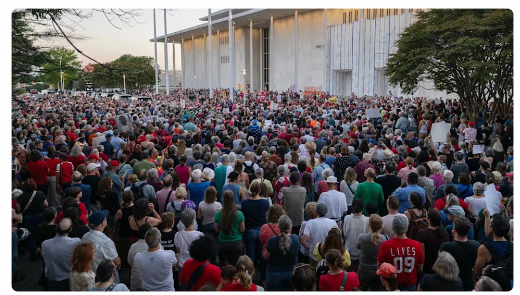 AnnevanLeur's tweet photo. Donald Trump Humiliated by Giant Crowd at Kennedy Center

Thousands of protesters descended on the Kennedy Center over the weekend, in a show of defiance after  Trump threatened to tear it down.

The crowd carried signs reading "You're No Jack Kennedy"
https://t.co/rGGnLKRx8h https://t.co/521AoxMOAE