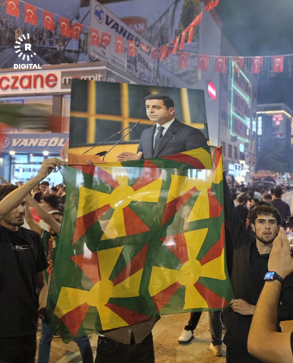 RudawTurkce's tweet photo. Van'da taraftarlar Amedspor'un Beşiktaş galibiyeti sonrası sokağa döküldü.

Bazı taraftarlar Amedspor formaları giyerken bazıları da flamalarla  birlikte Selahattin Demirtaş'ın posterini açtı. https://t.co/HM48OW094L