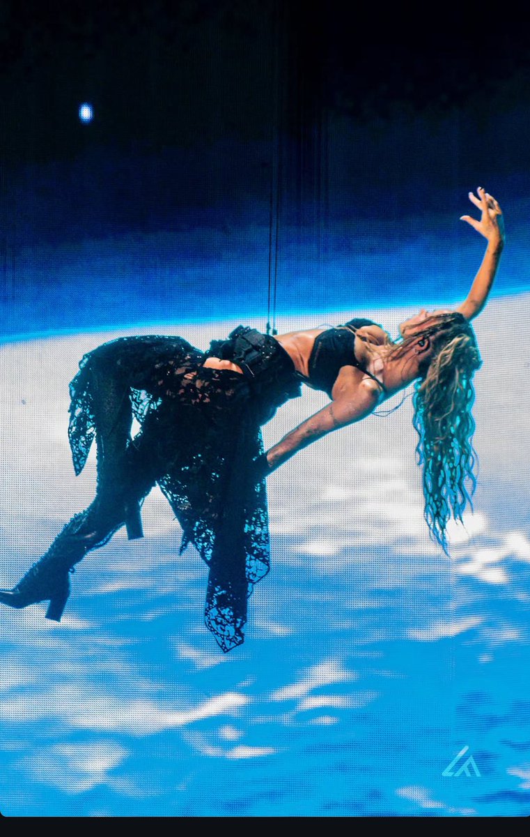 TeamTiniSP's tweet photo. ✨✨ #Tini 🔥🖤👑 #Futtura 🛸✨❤️
.
.
Tini #TiniStoessel FuttturaWorldTour  #Futttura #TiniLooks https://t.co/G4Fps877a9