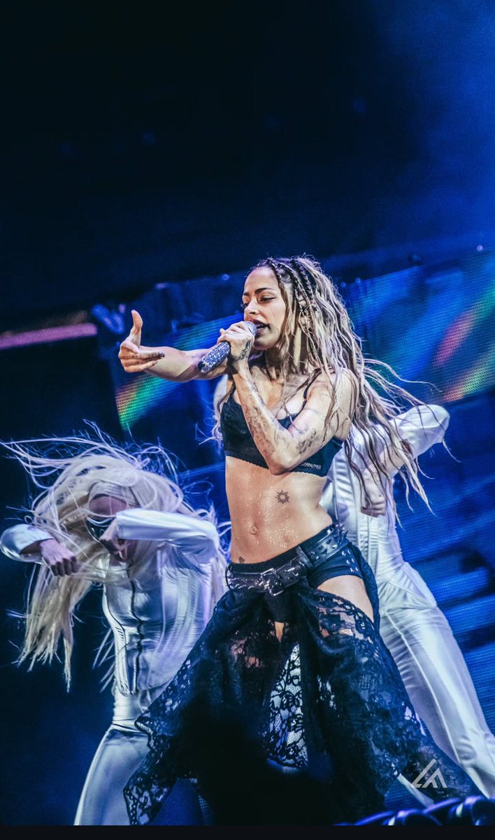 TeamTiniSP's tweet photo. ✨✨ #Tini 🔥🖤👑 #Futtura 🛸✨❤️
.
.
Tini #TiniStoessel FuttturaWorldTour  #Futttura #TiniLooks https://t.co/G4Fps877a9