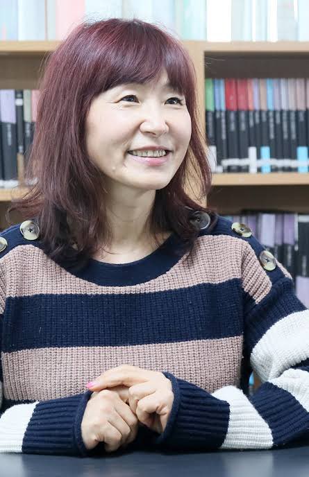 UpdatesNewJeans's tweet photo. One of Korea’s bestselling authors Eun Hee-Kyung is a fan of NewJeans, and named the character in her new novel (The Texture of time) after Danielle https://t.co/7pyxtCYPE0