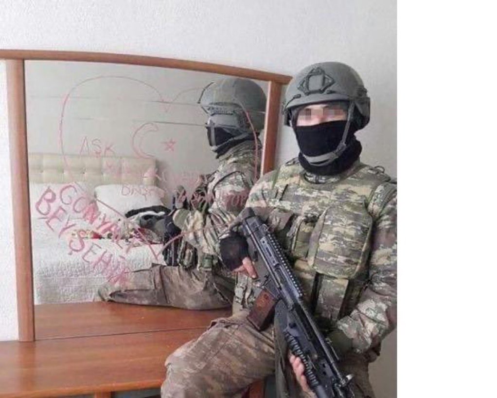 AleviHuman's tweet photo. Ça c’est un #soldat #Turc entrant chez une famille #Kurde et vous connaissez la suite des traitements faites #sexuellement sur les femmes #Kurdes.
A l’opposé, la #Turquie ne juge aucun soldat Turc pour le #génocide #Kurde.
@Encoremoi65 @KurdnoA76890 @bc1pzzfnxl @jk9vdbrkr9 https://t.co/MVwU8HD5ud