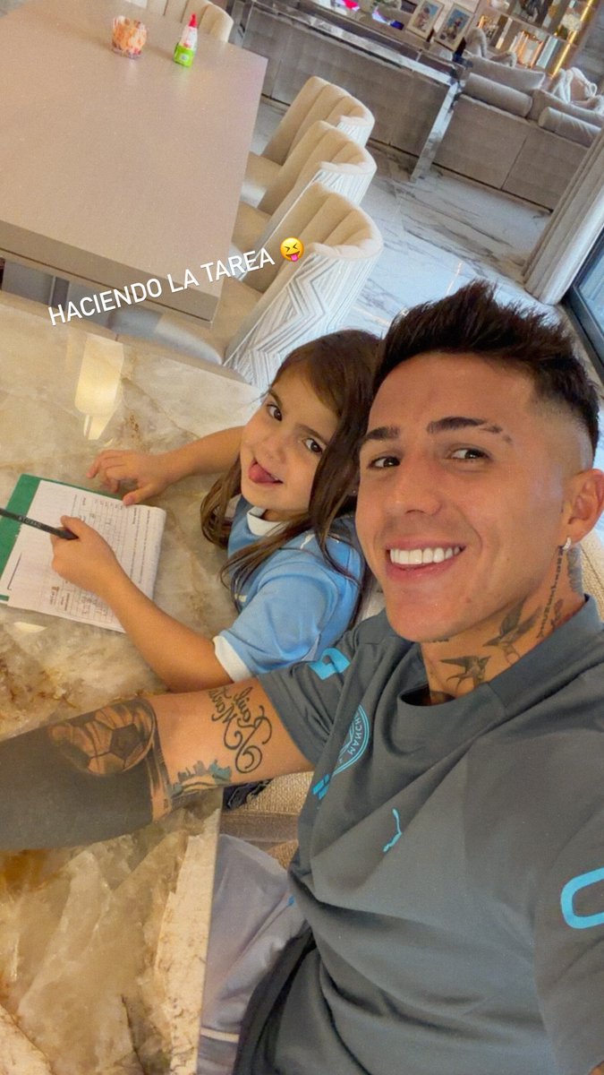 TyCSports's tweet photo. POV: hacés un golazo de tiro libre en la #PremierLeague y después hacés la tarea con tu hija. ENZO MASTERCLASS 🤵🏻 https://t.co/ieNPt8oTpM