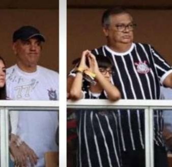 JoaquinEterno's tweet photo. Torcedores do Corinthians protestando depois de mais uma derrota do Timão na Néo Química arena. "Vão incluir o time inteiro no inquérito das fake news" diz leitor. https://t.co/lg1xynUycK