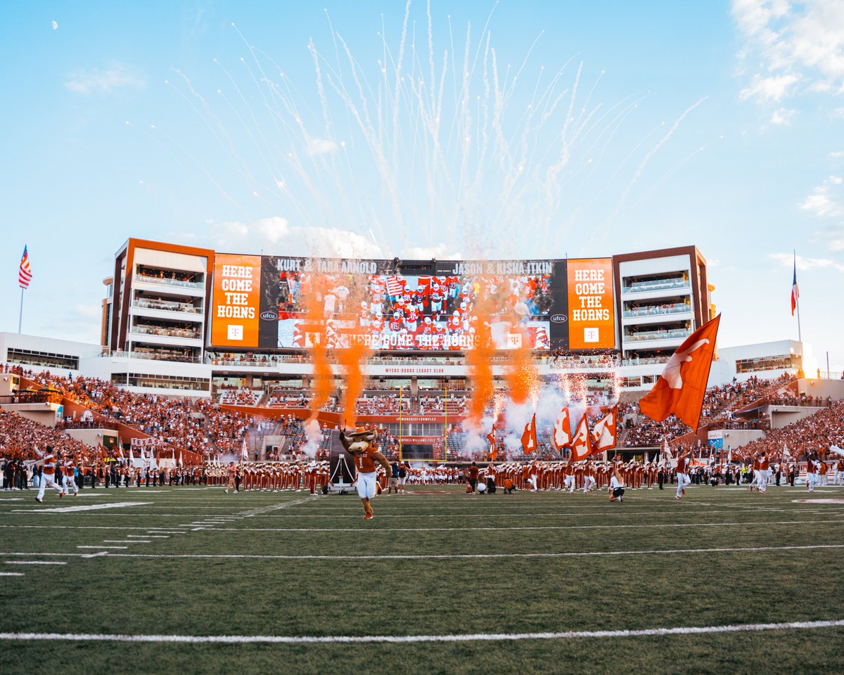 TexasFootball's tweet photo. This time yesterday🤘 https://t.co/G21f4Vvn3w