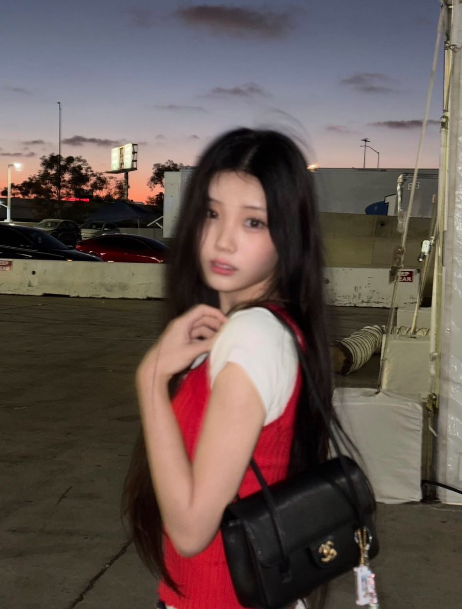corlitholic's tweet photo. I love when Wonhee posts these types of pictures https://t.co/N8M09NZ4b1
