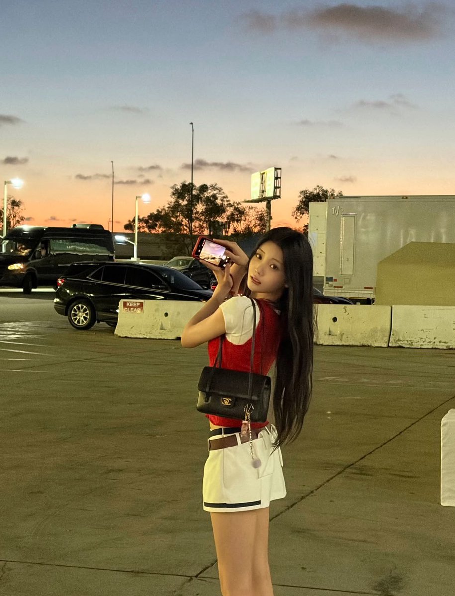 corlitholic's tweet photo. I love when Wonhee posts these types of pictures https://t.co/N8M09NZ4b1
