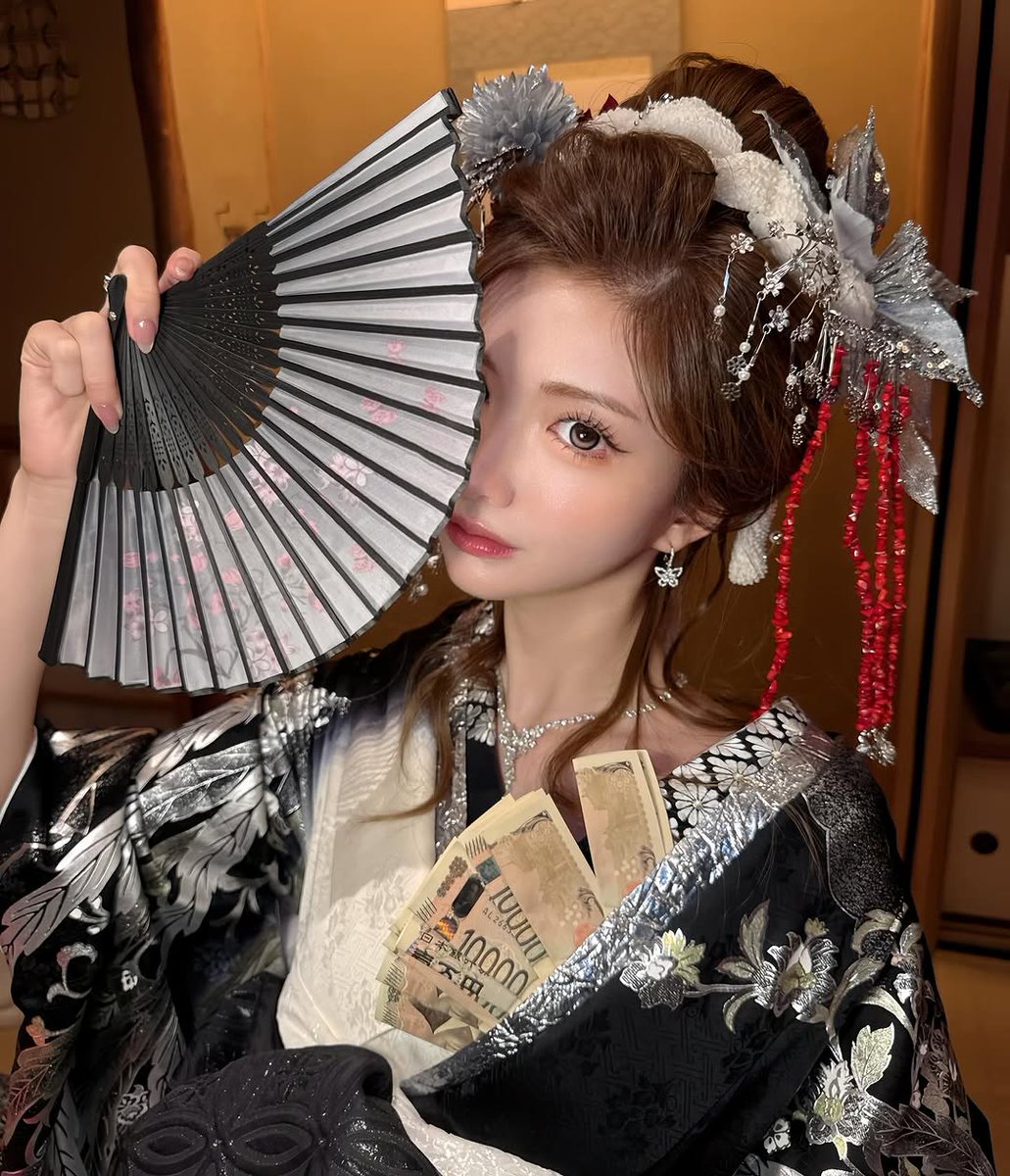 hmk_queentktq's tweet photo. 夜の蝶🦋
2026年も既に億女に到達👑

このお仕事は格好いいことじゃないかもしれないけど
会いに来ていただいて、笑顔で帰ってもらう。
それは後ろめたいことなんて何もなくて凄く嬉しい事🫶

自分の好きな事、得意な事を極めて生きている今が
凄く心地よくて穏やかなのに生き生きしてる。天職 https://t.co/9bmivvtKqs