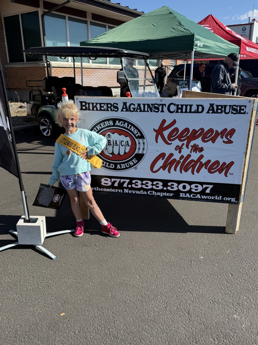mselkocounty's tweet photo. Our beautiful Little Miss Elko County 2026 Olivia Grumbois attended the Elko Skyfair at the Elko Regional Airport with her family. ✈️🚁

The Skyfair is an annual Northern Nevada aviation gathering with free public admission &amp; family-friendly activities. 🪂 #elkonevada #elkoevents https://t.co/lGpk5eswd6